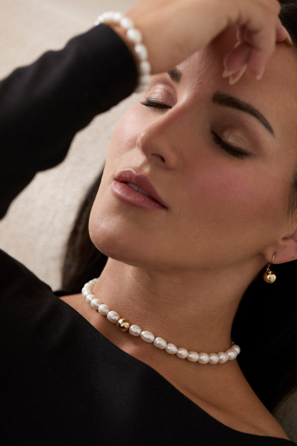 Klas Kiki Pearl Choker on model